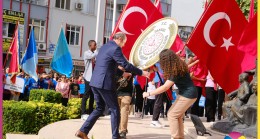 Atatürk Anıtına “23 Nisan Çelenk Sunma Töreni” Düzenlendi