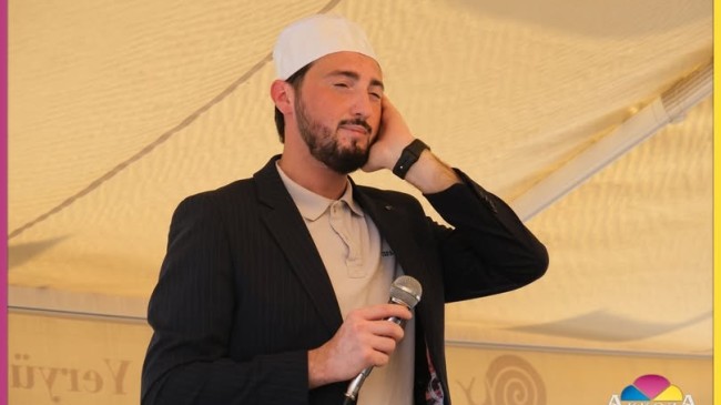 Tarsus’ta Öğle Namazını, Güzel Ezan Okuma Türkiye Birincisi Selman Kızmaz Okudu